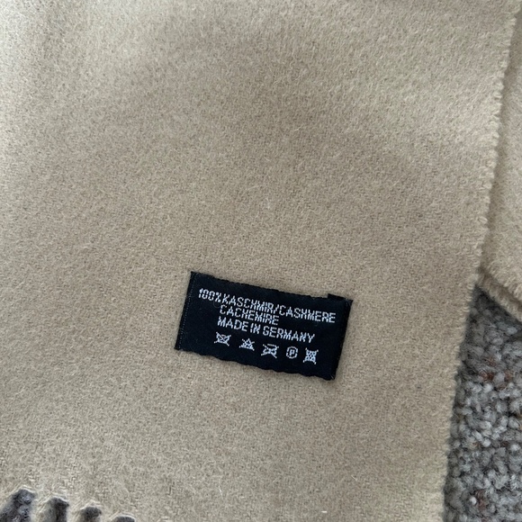 Authentic Longchamp Cashmere Scarf NWOT - Picture 4 of 5